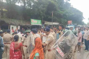 Giridih News: गिरिडीह कॉलेज के बाहर चला प्रशासन का बुलडोजर, लोगों ने किया हंगामा 