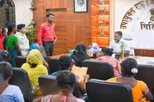 Giridih News: नाइजर में अगवा मजदूरों की सकुशल वतन वापसी के लिए परिजन ने उपायुक्त से लगाई मदद की गुहार 