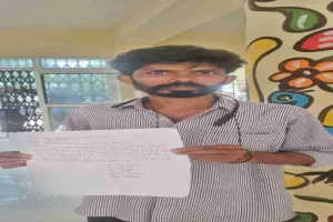 Hazaribagh News: प्रधानमंत्री आवास योजना से नाम कटने पर ग्रामीण का फूटा गुस्सा, बीडीओ को आत्मदाह की दी चेतावनी