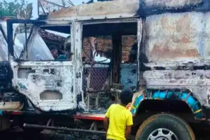 चतरा में  माओवादियों का हमला, ट्रैक्टर और पिकअप वाहन को जलाया 