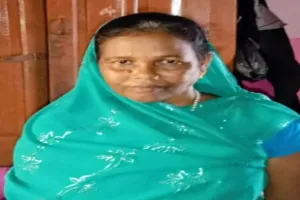 Koderma News: अनियंत्रित स्कूटी के गड्ढे में गिरने से महिला की मौत, एनएचएआई की लपरवाही से हुआ हादसा