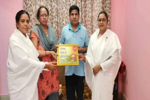 Koderma News: ब्रह्माकुमारीज बहनों ने पीडीजे और अन्य लोगों को बांधे रक्षा सूत्र 