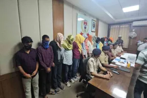 Hazaribagh News: पुलिस की बड़ी कार्रवाई, 6 होटल सील – 30 जोड़े पकड़े गए, 17 संचालक भेजे गए जेल