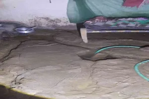 Hazaribagh News: बेघर होने को मजबूर चम्पानगर का परिवार, बारिश ने छीना आशियाना