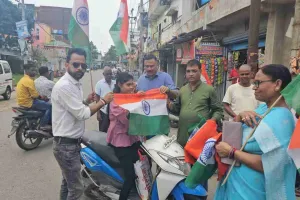 Hazaribagh News: लोगों को भेंट स्वरूप उपलब्ध कराया जा रहा है तिरंगा, तिरंगा अभियान को लेकर लोगों में उत्साह