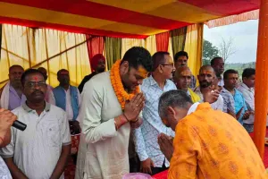 Hazaribagh News: बारिश के बीच उमड़ा आस्था का जनसैलाब, सांसद मनीष जायसवाल के आध्यामिक प्रयास को मिला पुरजोर समर्थन