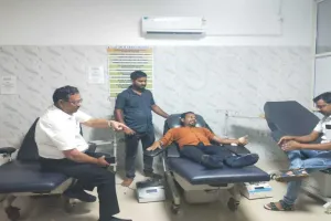 Hazaribagh News: युवा नेता गौतम के पहल पर बुजुर्ग का हुआ सफल ऑपरेशन