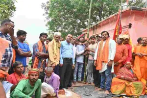 Hazaribagh News: बुढ़वा महादेव मुख्य प्राचीन शिव मंदिर निर्माण का किया गया भूमि पूजन, सैकड़ों ग्रामीण हुए शामिल