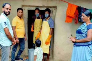 Hazaribagh News: मच्छरों के प्रकोप को देखते हुए तलसवार पंचायत में डेल्टा मैट्रिन दवा का छिड़काव