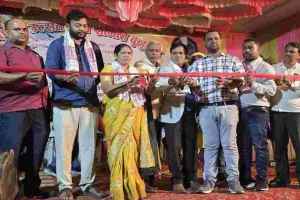 Giridih News: खोरठा गायक सतीश दास के गानों से झूमा बुधुडीह