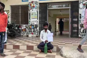 Hazaribagh News: PMAY से नाम कटने पर लाभुक की आत्मदाह की चेतावनी, BDO के आश्वासन पर टला विवाद