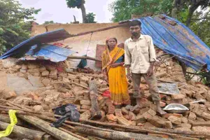 Hazaribagh News: हाथियों ने तोड़े कई घर, अनाज और फसल भी किया बर्बाद, ग्रामीणों ने की मुआवज़े की मांग