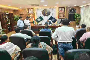 Dhanbad News: उपायुक्त की अध्यक्षता में कल्याण विभाग की योजनाओं की समीक्षा