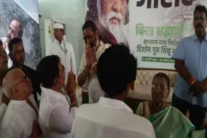 Hazaribagh News: मुन्ना सिंह ने नेमरा में शिबू सोरेन को अर्पित की श्रद्धांजलि, मुख्यमंत्री हेमंत सोरेन से की मुलाक़ात