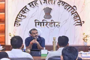 Giridih News: डीसी की अध्यक्षता में फोर लेन सड़क निर्माण की समीक्षा 