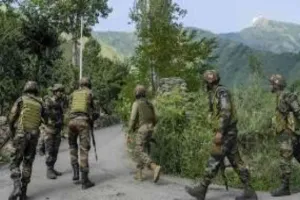 कुलगाम मुठभेड़ में दो आतंकी ढेर, ऑपरेशन अब भी जारी