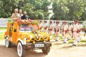 Koderma News: बागीटांड स्टेडियम में मुख्य समारोह का आयोजन, उपायुक्त ऋतुराज ने किया ध्वजारोहण 
