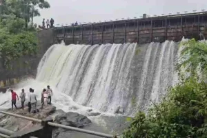 Hazaribagh News: छड़वा डैम में भारी वर्षा के कारण दो गेट आंशिक रूप से खोले गए