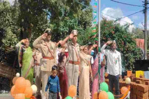 Giridih News: बेंगाबाद में शान से लहराया तिरंगा, सभी ने दी राष्ट्रीय झंडे को सलामी