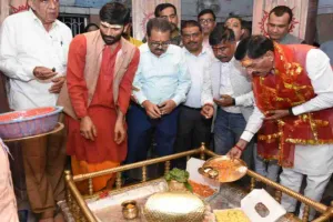 Ranchi News: पहाड़ी मंदिर में 10 सोलर लाइट का संजय सेठ ने किया उद्घाटन