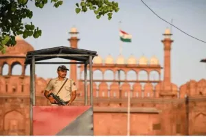 स्वतंत्रता दिवस से पहले लाल किले की सुरक्षा में बड़ी चूक, 7 पुलिसकर्मी निलंबित