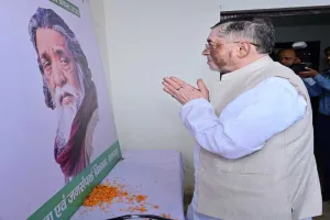 Ramgarh news: राज्यपाल संतोष गंगवार ने शिबू सोरेन को नेमरा में दी श्रद्धांजलि, परिवार से मिले