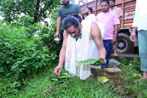 दिशोम गुरु के श्राद्ध कर्म का चौथा दिन: मुख्यमंत्री हेमंत सोरेन ने निभाई भोजन परोसने की रस्म