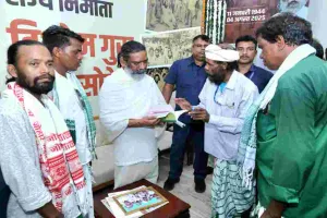 Ramgarh news: स्मृति शेष-दिशोम गुरु शिबू सोरेन को श्रद्धांजलि अर्पित करने वालों का लगा तांता