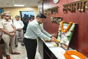 Dhanbad News: पूर्व मुख्यमंत्री दिशोम गुरु शिबू सोरेन को समाहरणालय में दी गई भावभीनी श्रद्धांजलि