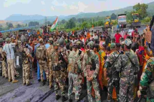 Hazaribagh News: युवा विस्थापित संघर्ष समिति ने रोका कोयला ट्रांसपोर्टिंग हाईबा, माइनिंग कार्य प्रभावित