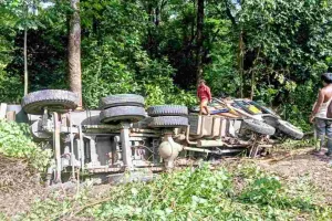 Koderma News: कोडरमा घाटी में ट्रक पलटने से एक की मौत, दो घायल