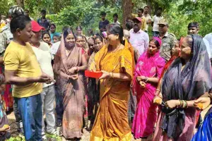 Koderma News: फुलवरिया गांव में पहली बार पहुंचेगी बिजली, विधायक डॉ नीरा यादव ने किया शिलान्यास