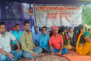 Hazaribagh News: हजारीबाग सदर एसडीएम कार्यालय में कट ऑफ डेट को लेकर हुई त्रिपक्षी वार्ता 