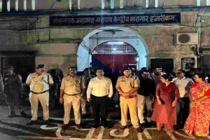 Hazaribagh News: हजारीबाग केंद्रीय कारा में प्रशासनिक छापामारी, कई खामियां