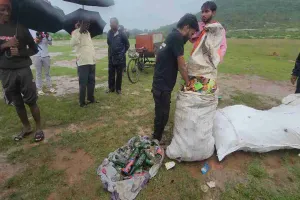 Hazaribagh News: झूलजुल पहाड़ी बदहाल, ग्रामीणों ने चलाया सफाई अभियान