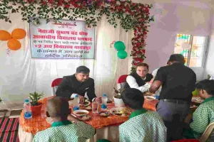 उपायुक्त ने स्वतंत्रता दिवस के मौके पर विद्यालय के बच्चों के साथ किया लंच
