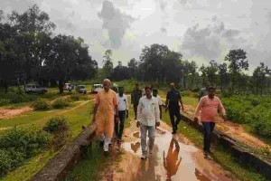 Hazaribagh News: गांव-गांव घूमते दिखे पूर्व केंद्रीय मंत्री जयंत सिन्हा, जिला प्रशासन और कोल इंडिया को दिए 15 दिन का अल्टीमेटम