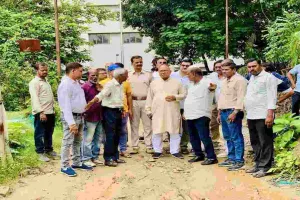 सरयू राय ने किया एमजीएम अस्पताल का दौरा, कालोनी वासियों का गंदगी और बदबू से जीना मुहाल