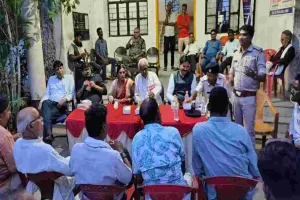 Hazaribagh News: करमा और मिलादुन्नबी को लेकर थाना परिसर में दोनों समुदाय के बीच हुई शांति समिति की बैठक