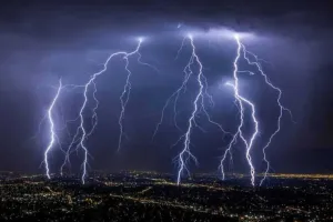 Hazaribagh News: नावाडीह में आकाशीय बिजली गिरने से महिला की मौत, गांव में शोक का माहौल