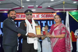 Koderma News: मॉडर्न पब्लिक स्कूल में नव निर्वाचित छात्र परिषद सदस्यों के लिए शपथ ग्रहण समारोह आयोजित