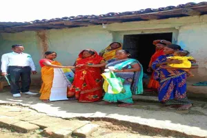 लातेहार में फ़ाइलेरिया उन्मूलन अभियान: घर-घर जाकर दी जा रही मुफ्त दवाएं