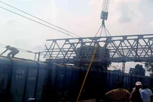 Koderma News: रेलवे स्टेशन पर हुआ हादसा, पुराना फुटओवर ब्रिज मालगाड़ी पर गिरा
