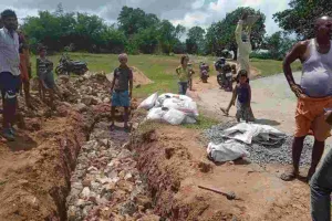 Giridih News: सड़क व गार्डवाल निर्माण में घटिया कार्य की शिकायत, जांच की मांग
