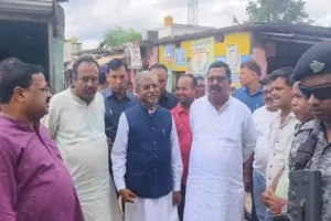 Giridih News: बाबूलाल मरांडी ने ग्रामीणों के शिकायत पर सामुदायिक शौचालय एवं हाई लाइट मास्ट को चालू करने के दिए आदेश