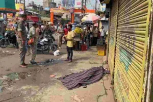 Koderma News: झंडा चौक पर फूल विक्रेता का मिला शव, जांच में जुटी पुलिस