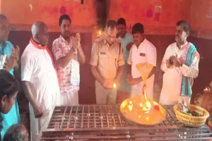 Giridih News: एसपी डॉ. विमल कुमार ने एकादशी के पावन अवसर पर बाबा झारखंडधाम मंदिर में की पूजा-अर्चना