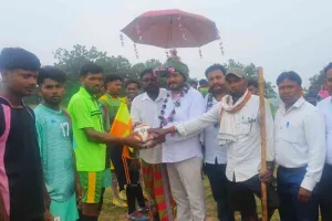 Hazaribagh News: बड़कागांव प्रखंड में स्वर्गीय शिबू सोरेन फुटबॉल प्रतियोगिता का शुभारंभ