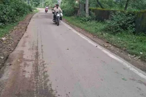 Hazaribagh News: आठ-फीट चौडी सड़क के फ्लैंक गढ्ढे मे तब्दील, जर्जर हालत