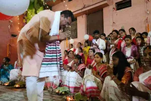 Hazaribagh News: मासीपीढ़ी बस्ती पहुंचे सांसद मनीष जायसवाल, मांदर की थाप पर किया करमा नृत्य